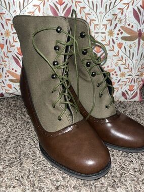 Women’s Vintage Style Lace Up Boots Size 10 (READ DESCRIPTION)